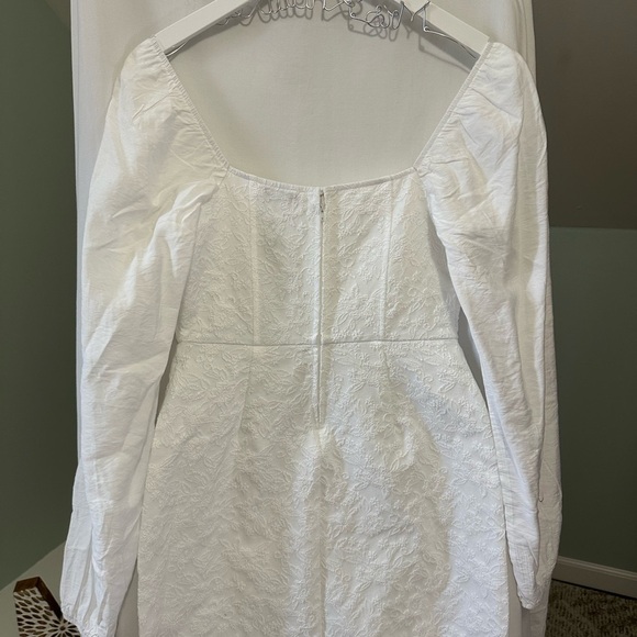 NWT White Bridal Dress with floral imprint, sleeves and small slit size Medium - Picture 4 of 14